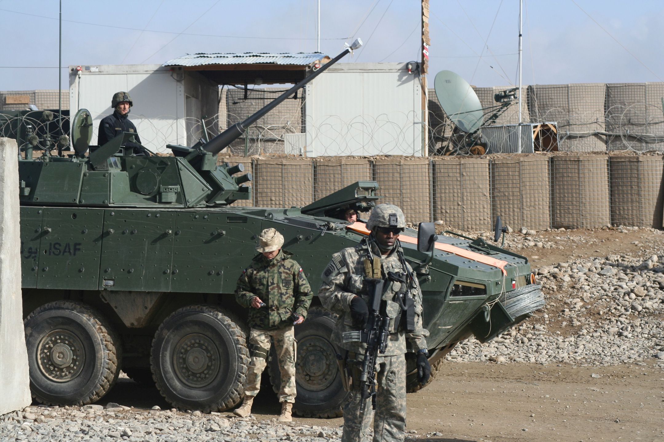 Polscy i amerykańscy żołnierze w bazie Szaran w prowincji Paktik