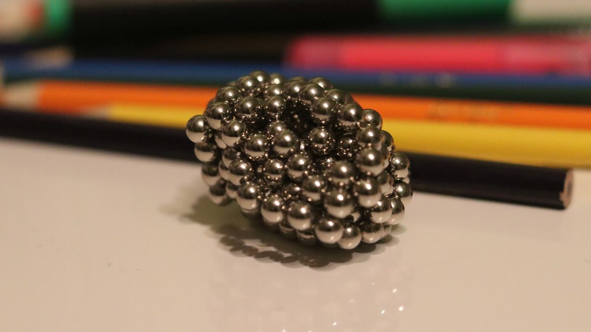 UOKiK ostrzega: nie pozwól dziecku bawić się silnymi magnesami