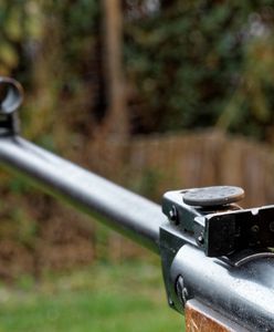 16-latek chciał strzelić w znak drogowy. Trafił w kobietę