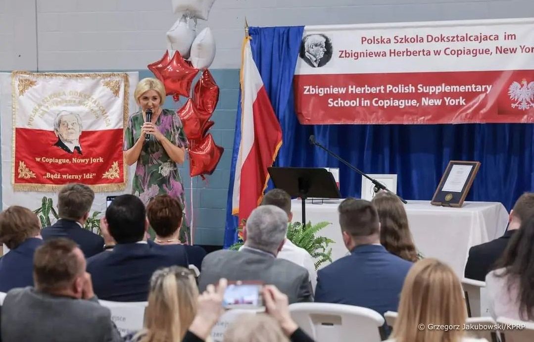 Agata Duda w polonijnej placówce doszkalającej podczas wizyty w USA, fot. Instagram.com/pierwszadama_akd