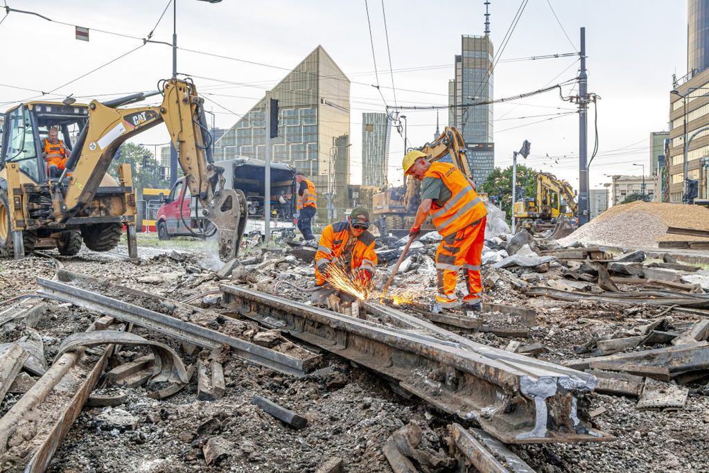 Warszawa. Remont torowiska tramwajowego na Placu Zawiszy potrwa dłużej niż zaplanowano