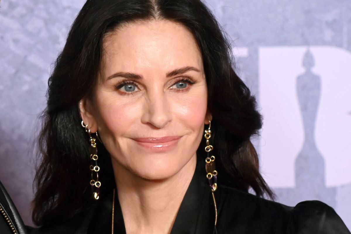  Courteney Cox przyznała, że w wyniku poprawiania urody wyglądała "dziwnie". Zapewnia, że usunęła wypełniacze i dziś jest pogodzona ze swoim wiekiem 