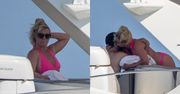 Britney Spears w różowym bikini nie szczędzi mężowi czułości podczas wspólnego rejsu jachtem (FOTO)