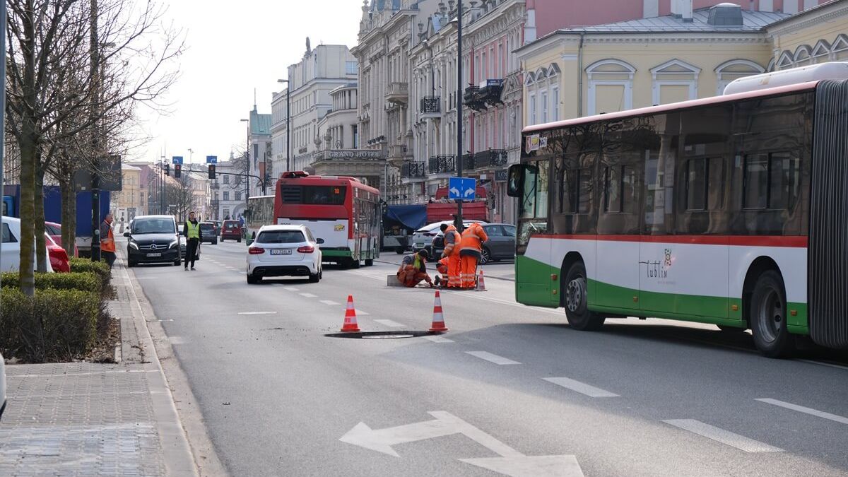 Drogowcy poziomujący studzienki na ul. Krakowskie Przedmieście i utrudnienia z tym związane
