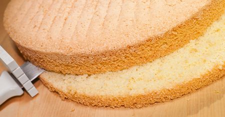 Biszkopt rośnie jak szalony nawet bez proszku do pieczenia. Wystarcz prosty trik z jajkami