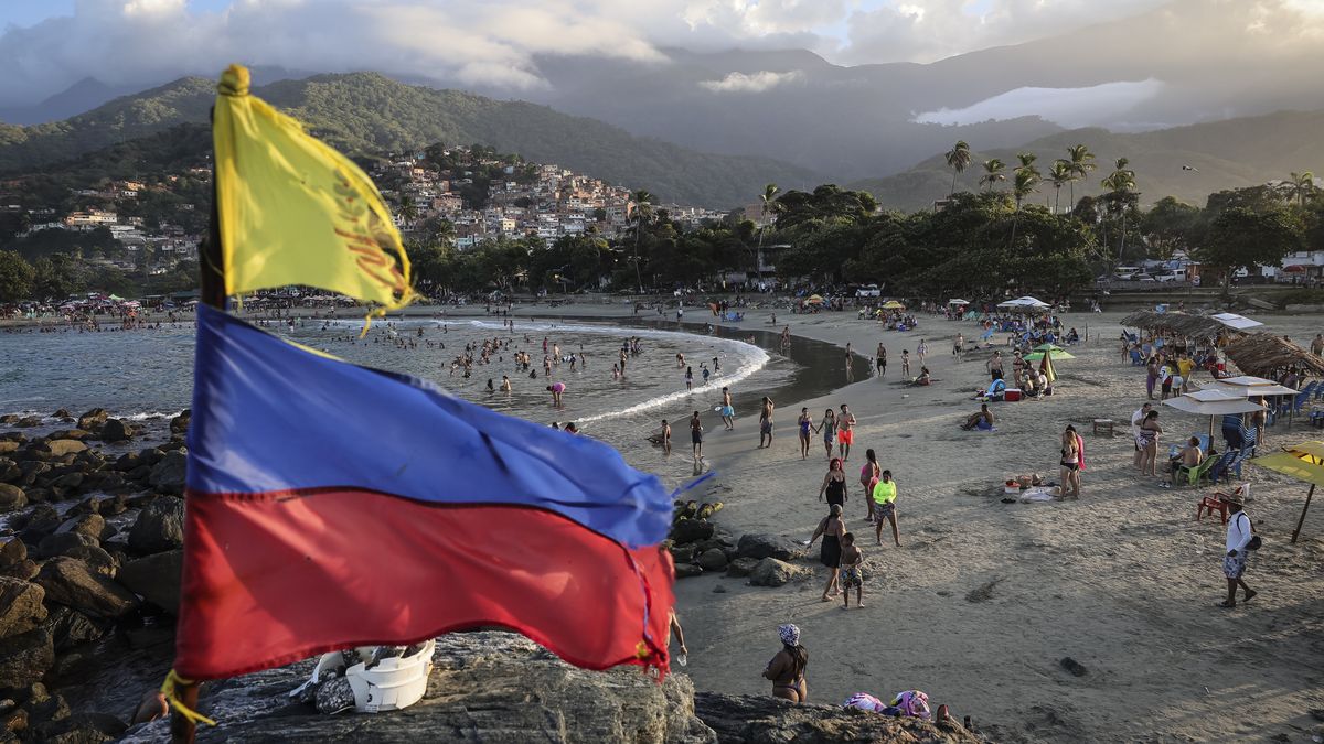 LA GUAIRA, VENEZUELA - JANUARY 01: People gather at Naigüata Beach during the celebrations for the new year on January 1, 2026, in La Guaira, Venezuela. (Photo by Jesus Vargas/Getty Images)