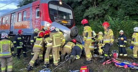 Auto wjechało pod pociąg w Małopolsce. Nie żyje jedna osoba, 4 są ciężko ranne
