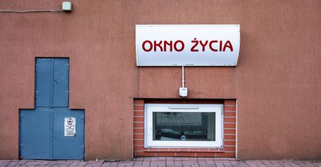 Niemowlę w oknie życia. Policja bada sprawę