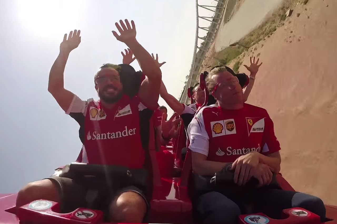 Kimi Räikkönen i Fernando Alonso na rollercoasterze Ferrari