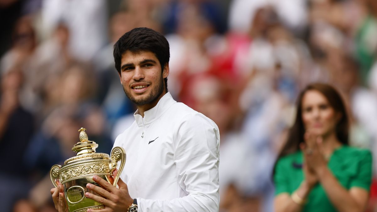 Carlos Alcaraz of Spain celebrates with his trophy after winning his Men's Singles final match against Novak Djokovic of Serbia at the Wimbledon Championships, Wimbledon, Britain, 16 July 2023. EPA/TOLGA AKMEN EDITORIAL USE ONLY EDITORIAL USE ONLY Dostawca: PAP/EPA.