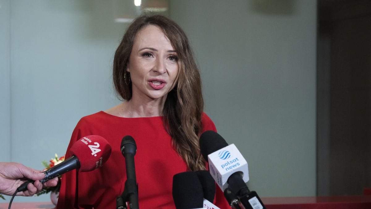 Agnieszka Dziemianowicz-B�k
Warszawa, 13.12.2023. Minister rodziny i polityki spo�ecznej Agnieszka Dziemianowicz-B�k podczas uroczystego powitania w siedzibie resortu w Warszawie, 13 bm. (amb) PAP/Kalbar
Kalbar
polityka, powitanie, przekazanie resortu, przekazanie urz�du, Rada Ministr�w, rz�d, minister, ministra, nowa, rady ministr�w, resort, rzadu Tuska, zaprzysi�eniu, zaprzysi�ona, Agnieszka Dziemianowicz B�k