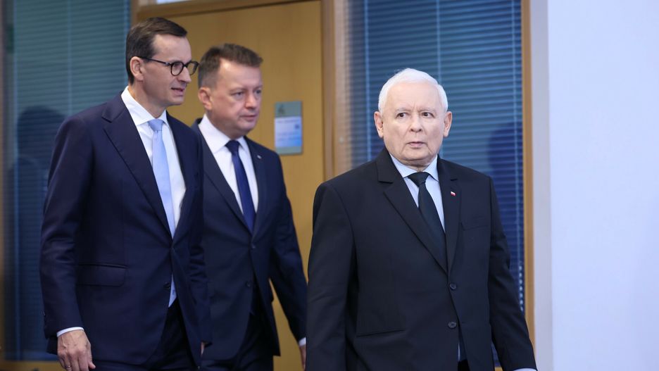 PiS og?asza has?o wyborcze
18.08.2023 Warszawa Siedziba PIS na ul. Nowogrodzkiej .Oswiadczenie Prezesa PiS Jaroslawa Kaczynskiego, z udzialem marszalek Sejmu Elzbiety Witek, premiera Mateusza Morawieckiego oraz ministra Mariusza Blaszczaka i europose? Beaty Szydlo

Fot. Andrzej Iwanczuk/REPORTER 
N/z: Mateusz Morawiecki, Mariusz Blaszak, Jaroslaw Kaczynski
Andrzej Iwanczuk/REPORTER