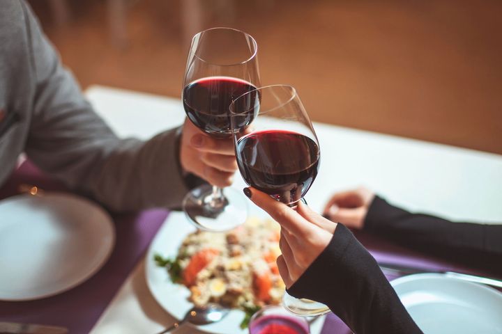 Naukowcy odkryli, że lampka czerwonego wina do posiłku nie ma dobrego wpływu na serce