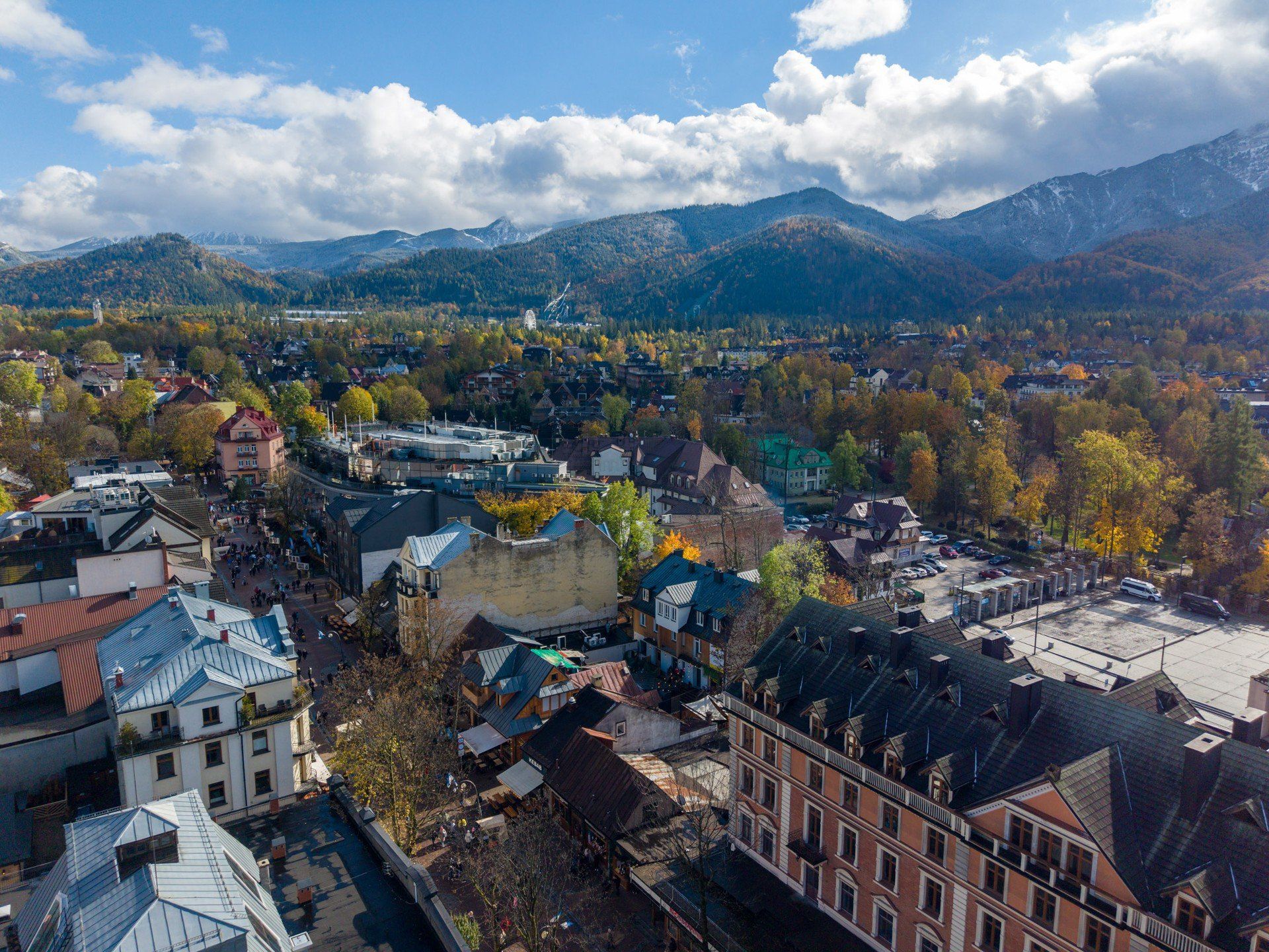 Zakopane w jesiennej odsłonie. Miasto z lotu ptaka wygląda niesamowicie. Złote i brązowe kolory spotykają się z ośnieżonymi Tatrami