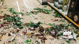 Furia w sklepie pod Obornikami. Wyładował złość na butelkach