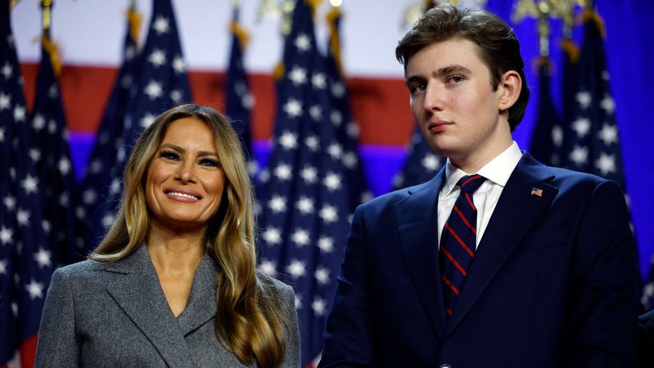 Wiecz�r wyborczy Trumpa w Palm Beach
WEST PALM BEACH, FLORIDA - NOVEMBER 06: Former first lady Melania Trump and Barron Trump look on as Republican presidential nominee, former U.S. President Donald Trump speaks during an election night event at the Palm Beach Convention Center on November 06, 2024 in West Palm Beach, Florida. Americans cast their ballots today in the presidential race between Republican nominee former President Donald Trump and Vice President Kamala Harris, as well as multiple state elections that will determine the balance of power in Congress.   Chip Somodevilla/Getty Images/AFP (Photo by CHIP SOMODEVILLA / GETTY IMAGES NORTH AMERICA / Getty Images via AFP)
CHIP SOMODEVILLA