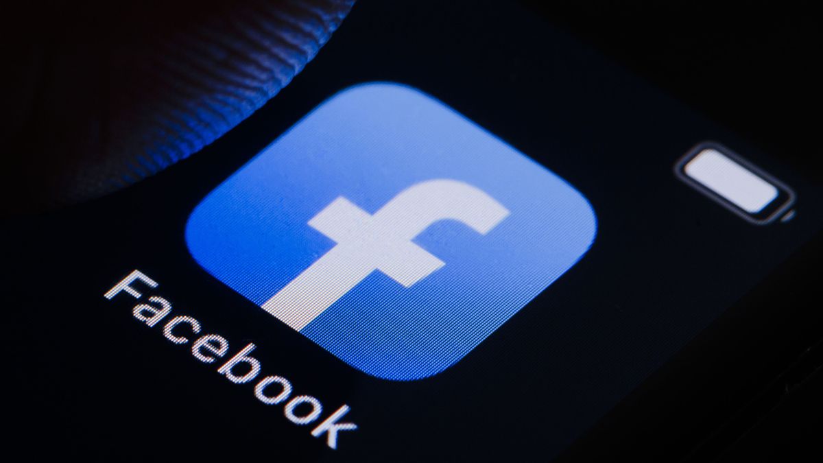 BERLIN, GERMANY - MARCH 10: In this photo illustration the logo of facebook can be seen on a smartphone on March 10, 2022 in Berlin, Germany. (Photo Illustration by Thomas Trutschel/Photothek via Getty Images)