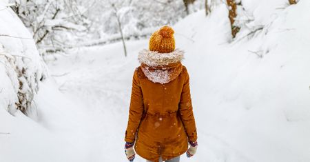 Turystka w górach przesadziła. Zjazd z torebką hitem sieci
