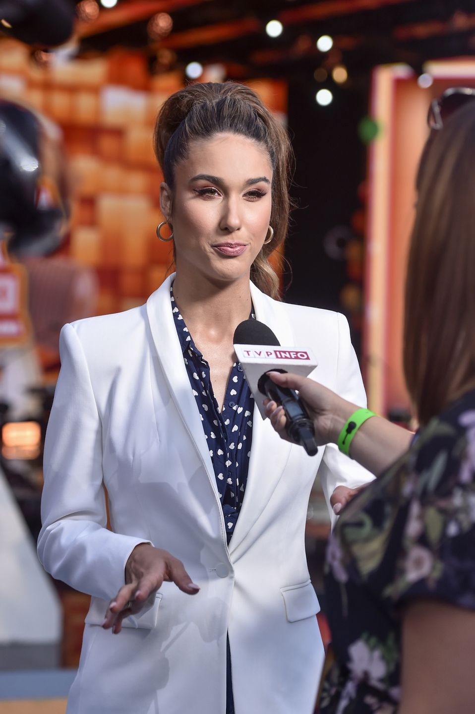 Laura Breszka króciutko do Idy Nowakowskiej opłakującej fasadę kościoła: "Te napisy są okropne. ALE PIS BARDZIEJ"