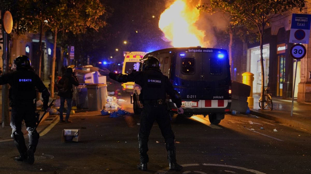 Aresztowanie katalońskiego rapera Pablo Hasela wywołało w Barcelonie ogromne protesty.