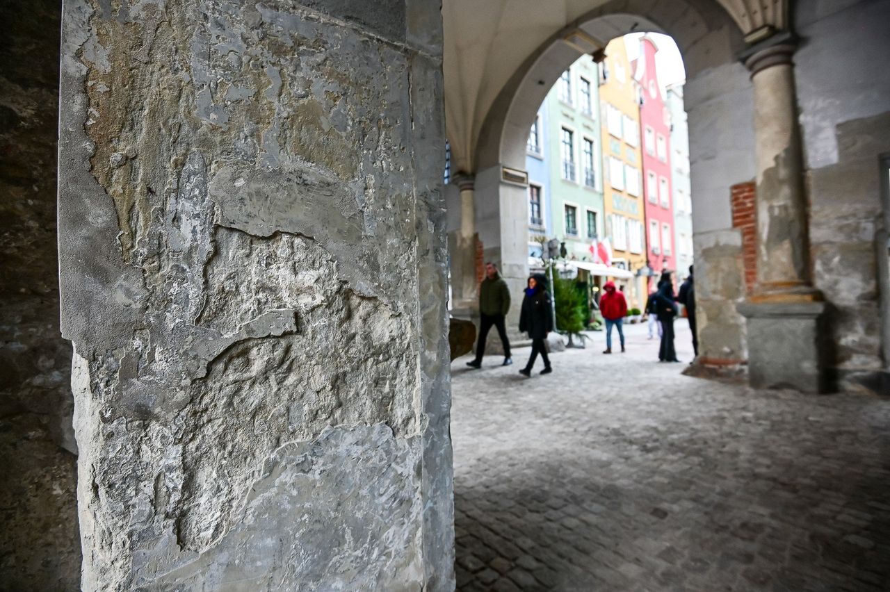 Gdańsk: Mieszkańcy i turyści zaskoczeni "nowym" wyglądem Złotej Bramy