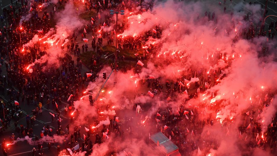 Uczestnicy Marszu Niepodległości na Rondzie Dmowskiego odpalili race