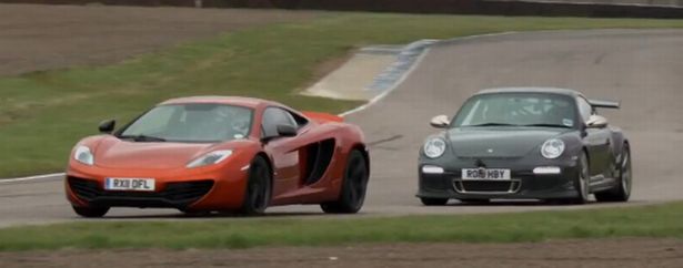 Porsche 911 GT3 RS vs McLaren MP4-12C na torze Rockingham [wideo]