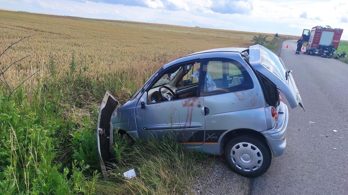 Kierowca na prostym odcinku zjechał z drogi, wjechał do rowu