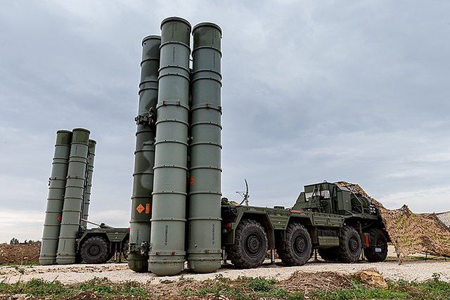 Rosyjskie wyrzutnie przeciwlotnicze systemu S-300 w bazie Humajmim.