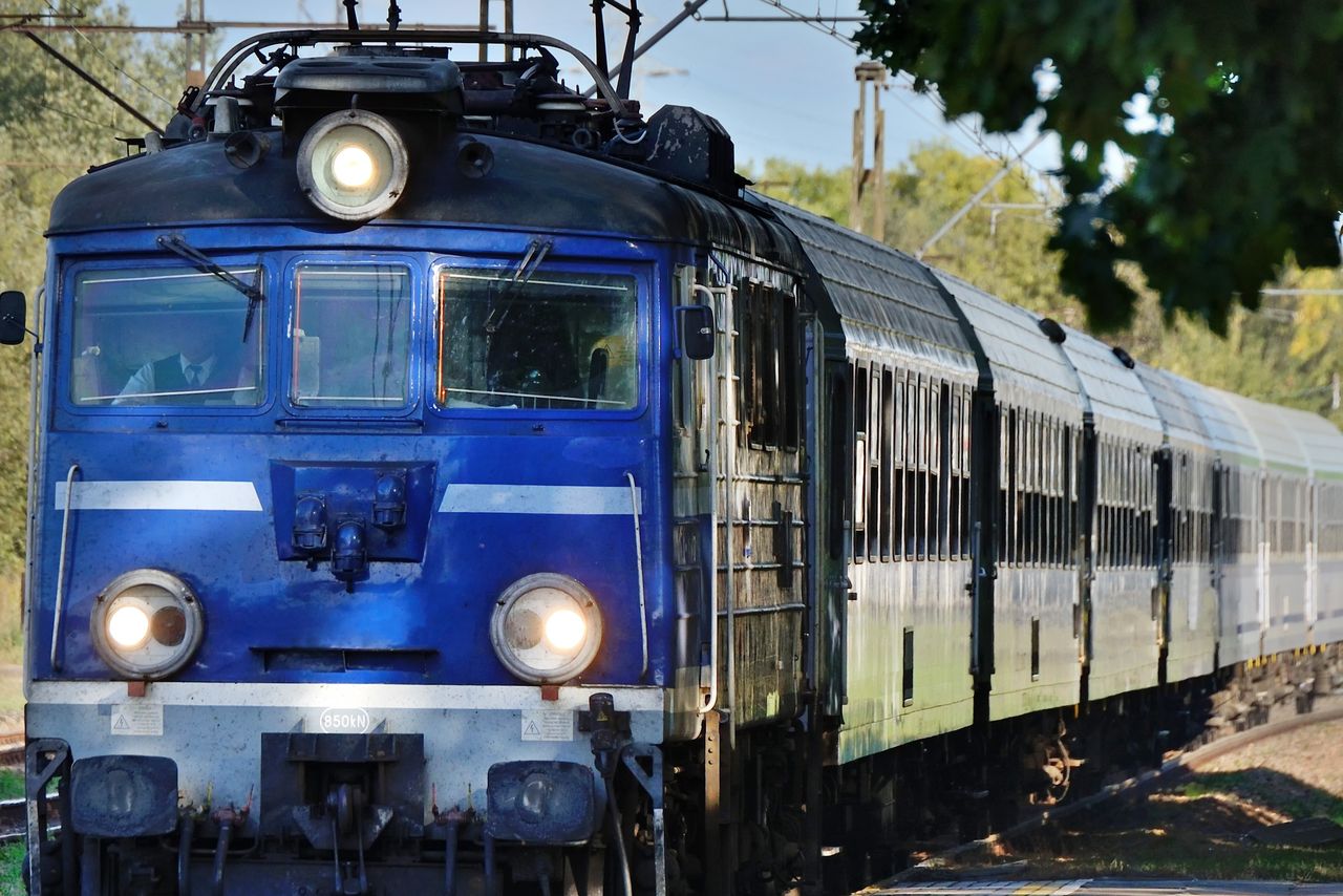 Uwięzieni przez PKP. Za oknem 33 st. C, a pociąg stanął w polu