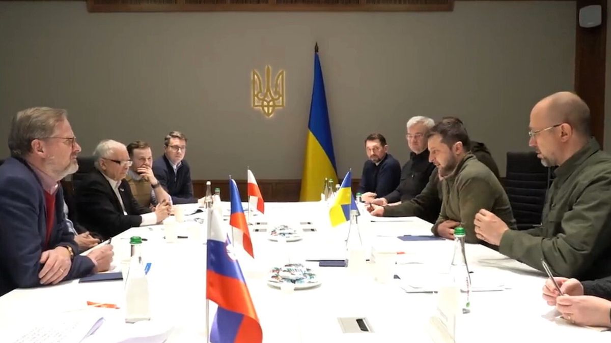  Kijów, Ukraina, 15.03.2022. Prezydent Ukrainy Wołodymyr Zełenski (2P), premier Czech Petr Fiala (L), rzecznik rządu Piotr Mueller (4L), premier Ukrainy Denys Szmyhal (P) oraz wicepremier, prezes PiS Jarosław Kaczyński (2L) wzięli udział w spotkaniu w Kijowie, 15 bm. Trwa inwazja Rosji na Ukrainę. (aldg) PAP/Wołodymyr Zełenski facebook HANDOUT EDITORIAL USE ONLY NO SALES