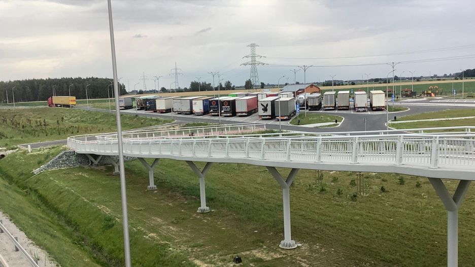 Wakacje 2020. Na nowej trasie S5 brakuje stacji benzynowych. Na zdjęciu parking w Wilkowicach, gdzie nikt nie chce otworzyć stacji paliw