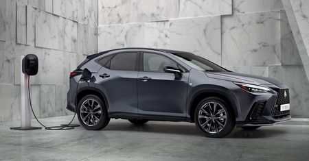 Nowy Lexus NX jest większy i lepiej wyposażony. Ma też hybrydę plug-in