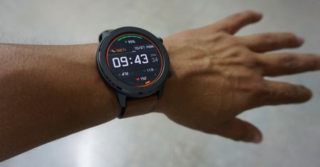Smartband czy smartwatch? Czym się różnią i co wybrać?