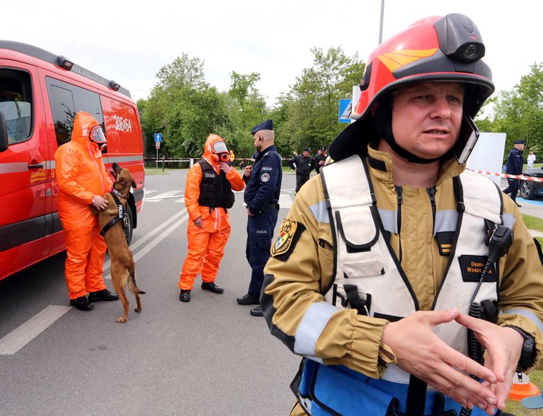 Krakow. 17.05.2022. Szpital Uniwersytecki w Prokocimiu. Cwiczenie z udzialem Strazy Pozarnej - ewakuacja dwoch oddzialow szpitala, neutralizacja podejrzanej substancji i dekontaminacja ludzi, ktorzy mieli z nia kontakt. Strazacka jednostka ratownictwa chemicznego.