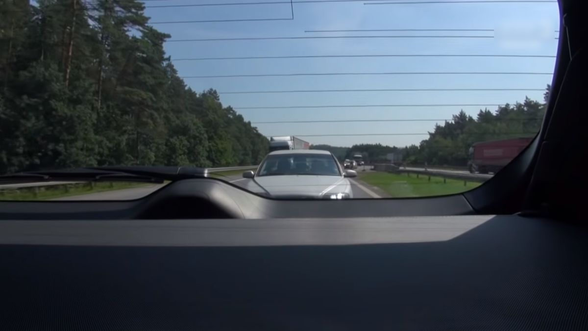 Kierowca volvo musiał wyprzedzić "szeryfa" prawą stroną.