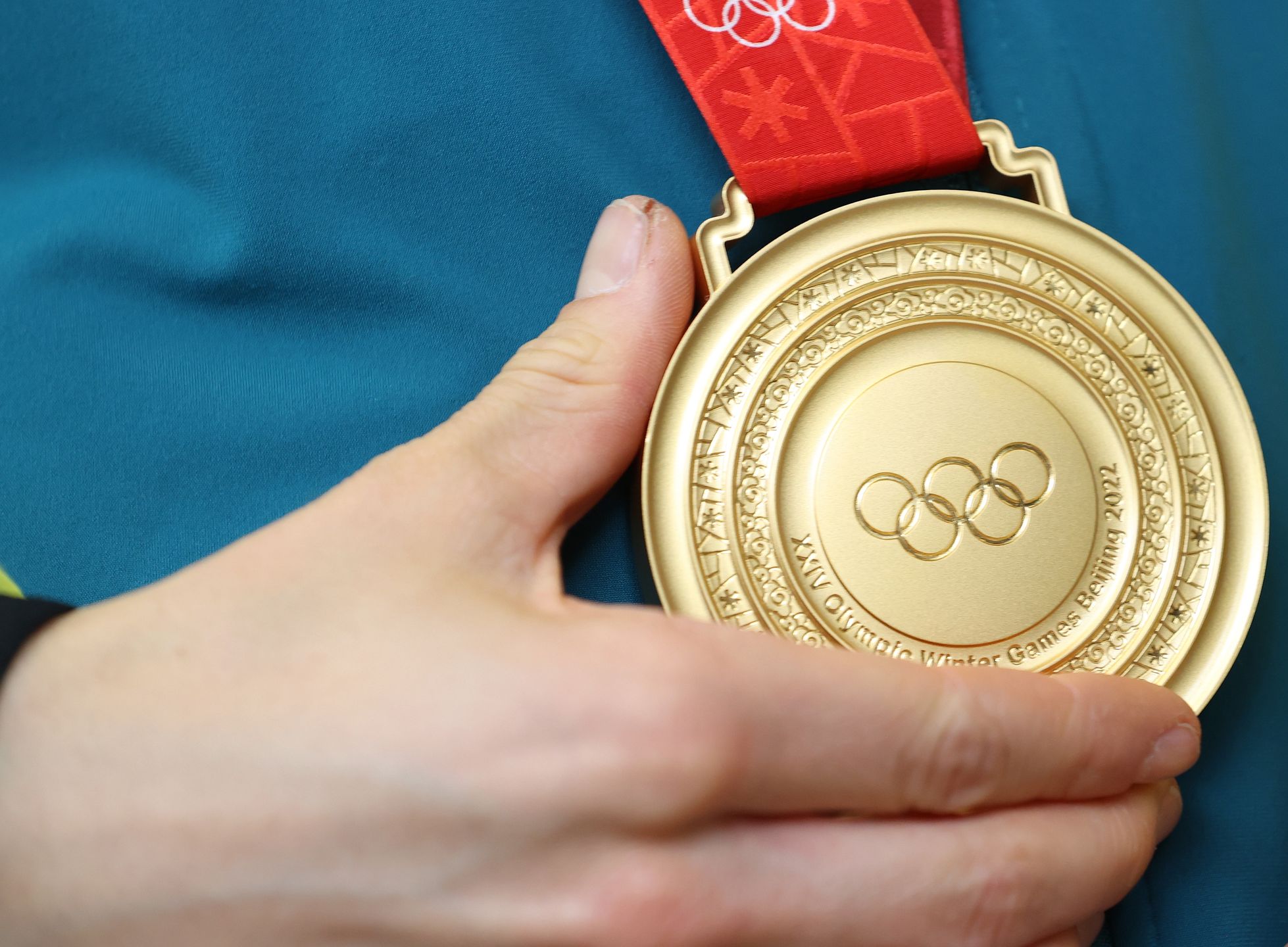 MELBOURNE, AUSTRALIA - FEBRUARY 09: The gold medal of Australian Olympian Jakara Anthony is seen at Melbourne Airport on February 09, 2022 in Melbourne, Australia. (Photo by Robert Cianflone/Getty Images)