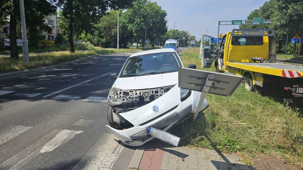 Renault uderzył w znak przed przejściem dla pieszych na al. Andersa