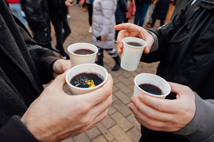 Nigdy nie łącz grzańca z tymi lekami. Groźne skutki