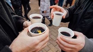 Nigdy nie łącz grzańca z tymi lekami. Groźne skutki