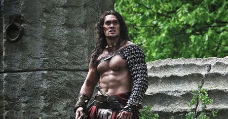 Program TV na dziś – "Król Artur: Legenda miecza", "Conan Barbarzyńca", "Chłopak z sąsiedztwa" [25.10.2019]