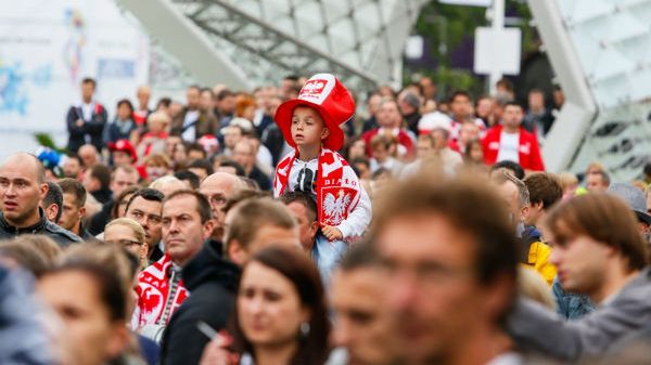 Kibice oglądają w Strefie Kibica mecz Włochy - Chorwacja