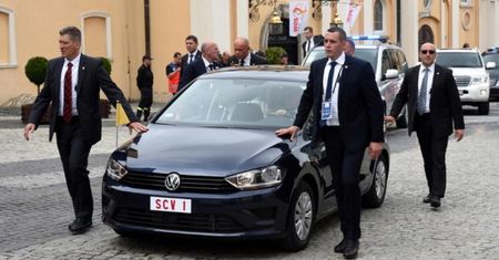 Papieski VW Golf Sportsvan idzie pod młotek