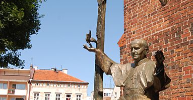 Pomniki papieża, czyli "koszmarny sen rzeźbiarza na kacu"
