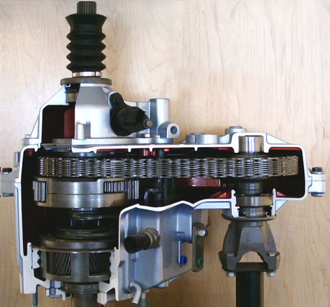 Reduktor Jeep (Selec Trac) z mechanizmem różnicowym i widocznym łańcuchem, przekazującym napęd na przednią oś