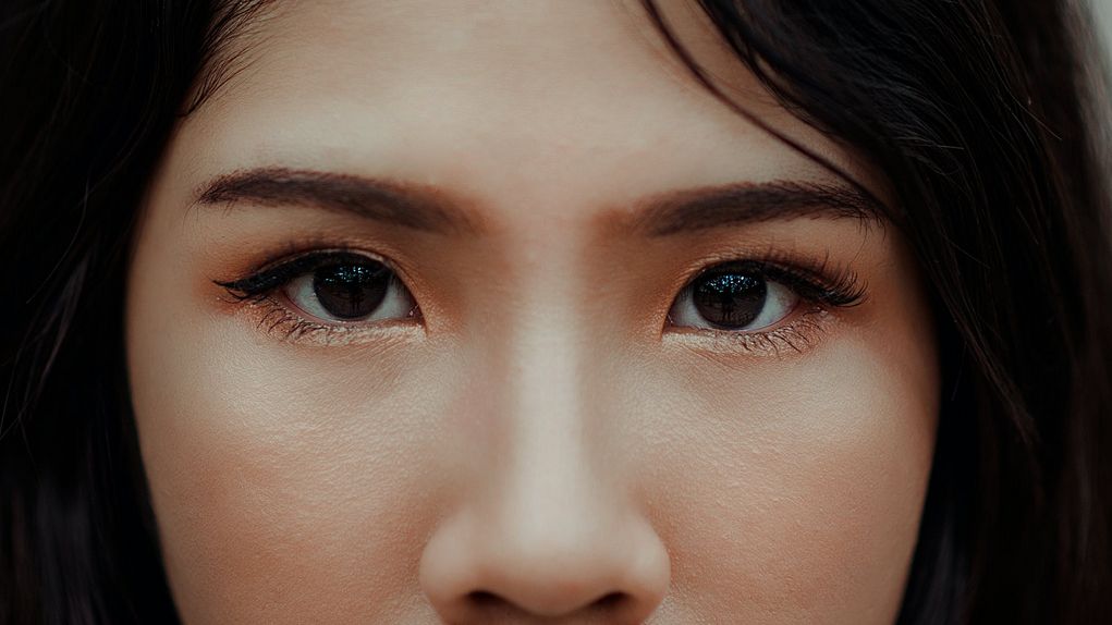 Strupy w nosie to najczęściej zaschnięta krew lub ropna wydzielina. Przyczyn ich pojawiania się jest wiele.