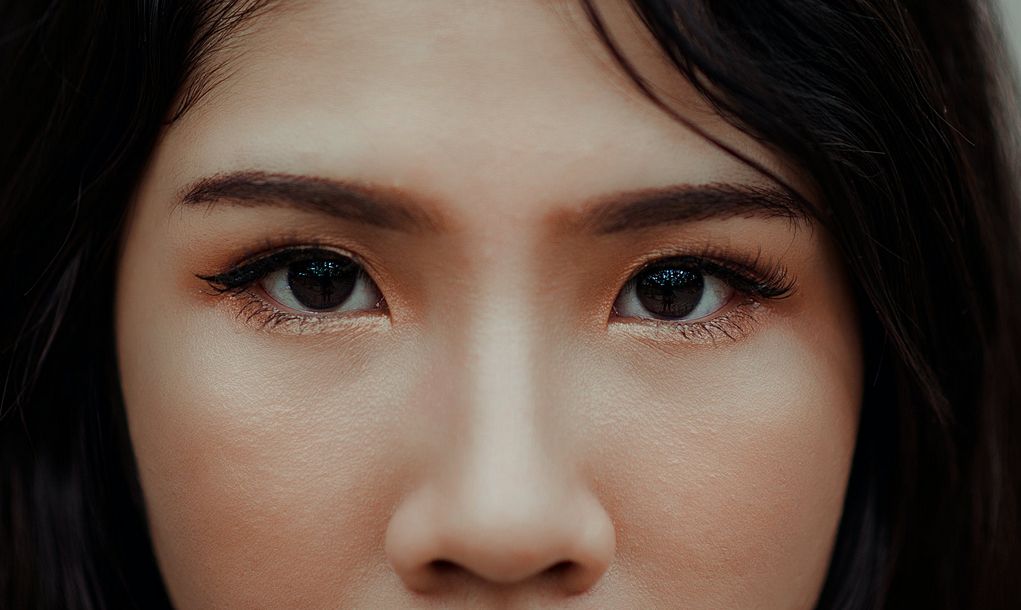 Strupy w nosie – skąd się biorą i jak sobie z nimi radzić?