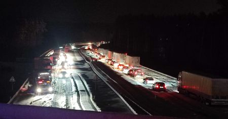 Atak zimy sparaliżował Polskę. Auta w rowach, zator na trasie S7