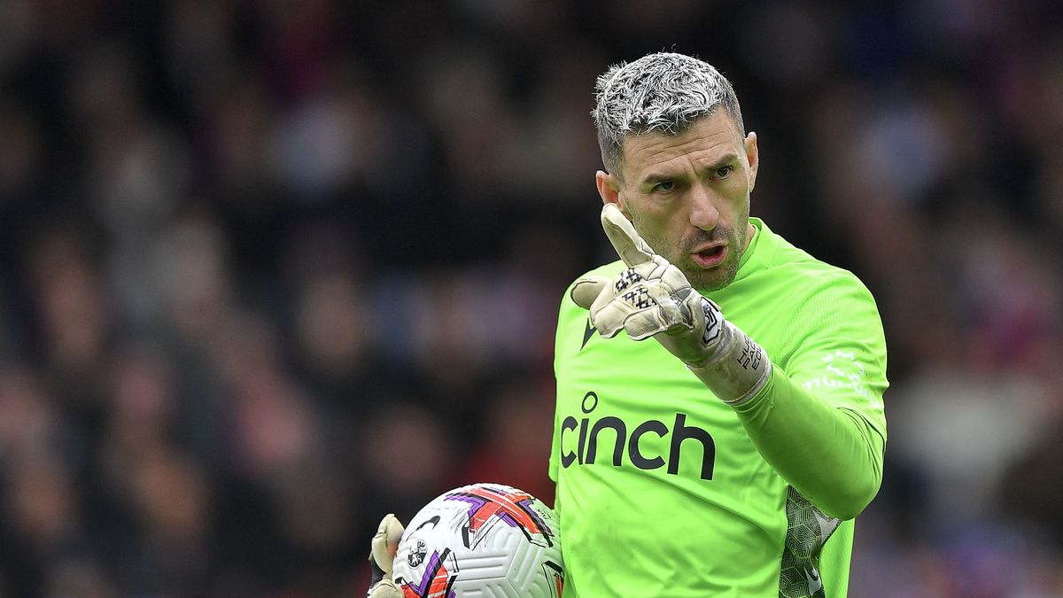 LONDON, ENGLAND - APRIL 01: Vicente Guaita of Crystal Palace gestures during the Premier League match between Crystal Palace and Leicester City at Selhurst Park on April 1, 2023 in London, United Kingdom. (Photo by Vince Mignott/MB Media/Getty Images)