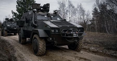 Mkną jeden za drugim. Transportery z Polski zauważone na froncie